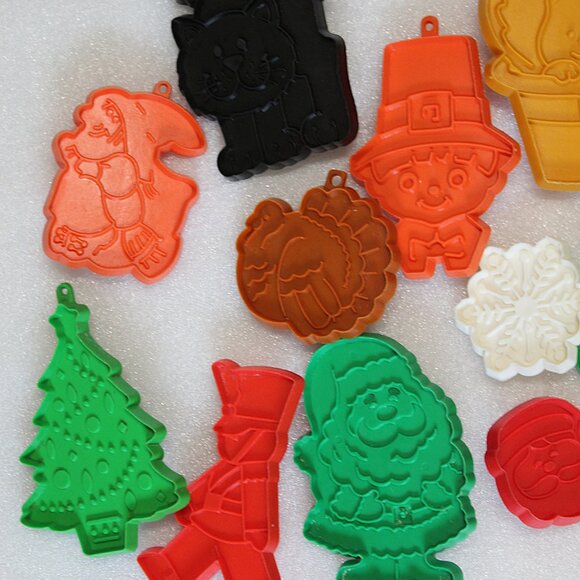 Vintage Hallmark Plastic Holiday Imprint Cookie Cutters Set of 18 Fall Theme - Picture 5 of 9